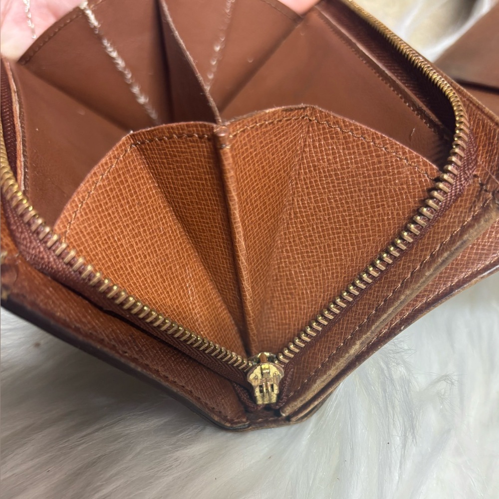 LOUIS VUITTON COMPACT WALLET - Picture 10 of 16